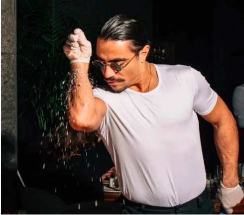 Lật mặt ‘Thánh rắc muối’ Salt Bae: Ăn chặn tiền típ của nhân viên, chủ đích moi tiền của khách, bán đồ rẻ tiền với giá trên trời