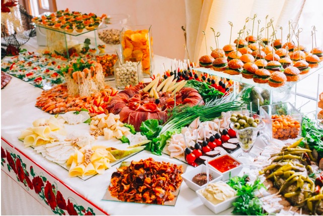 Người dân thành phố sầm uất bậc nhất nước Mỹ xếp hàng dài đi ăn buffet: Gần 2 triệu đồng/ suất, đợi 2 tiếng vẫn đắt khách vì thỏa mãn 1 nhu cầu giữa thời lạm phát